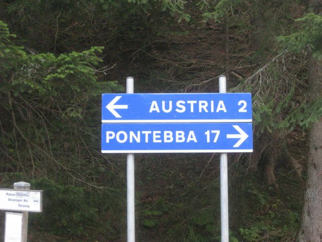 3km hinter dem Pass auf der Westseite. Neu signalisierte Abzweigung nach Österreich. Die Route ist nicht RR-tauglich!