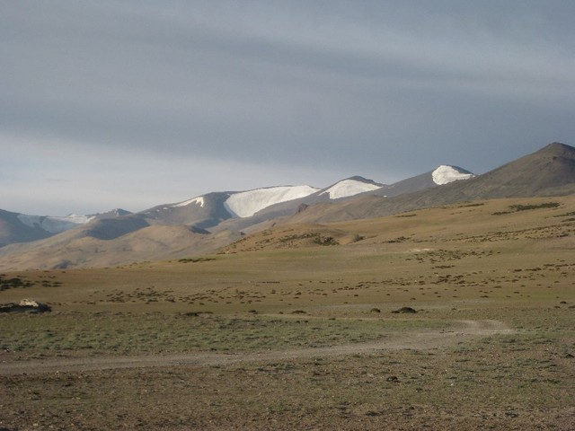 Nie Regen, trotzdem Gletscher. Im Winter erreichen leichte Niederschläge die Berge aus Zentral-Asien