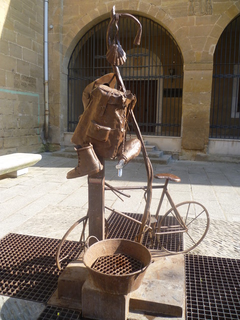 Eine Pilgerskulptur in Santo Domingo de la Calzada. Für die Rahmengeometrie dürfte ein Rennrad Pate gestanden haben. 