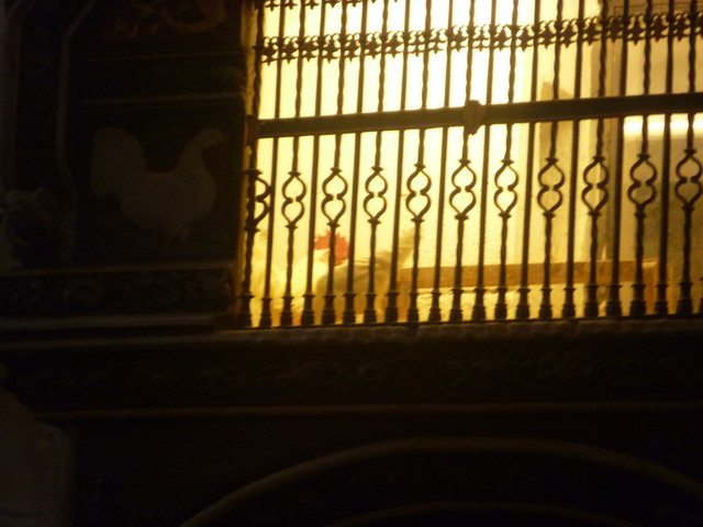 Hier ist die Henne in ihrem Käfig in der Kathedrale in Santo Domingo de la Calzada zu sehen, vermutlich der einzigen Kirche mit Nutztierhaltung der Welt? 