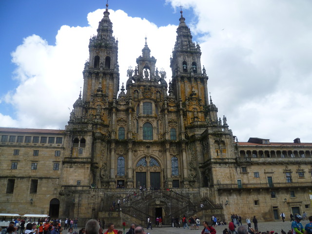 Fast am Ende der Alten Welt (Finisterre ist nicht weit) präsentiert sich die Kathedrale in Santiago de Compostela wie ein Raumschiff, das gen Himmel fährt. 