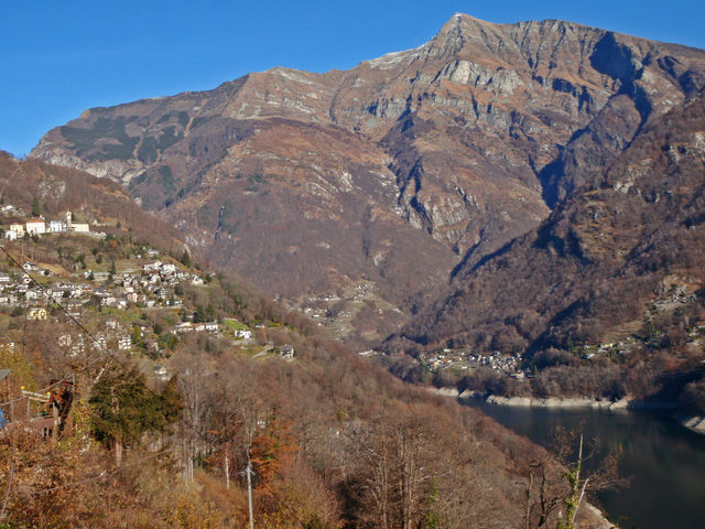 Mergoscia und Pizzo Vogorno(2432m).