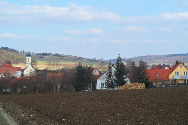 Blick über Kleinsorheim zum Bockberg. In der Bildmitte der Sendemast auf dem Hühnerberg