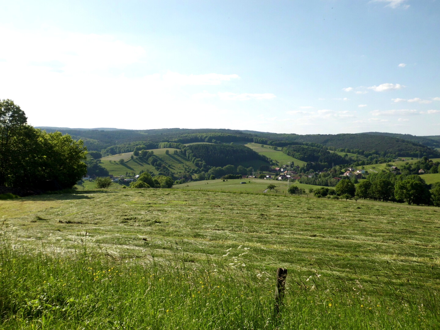 Blick von der L3119 auf den Ort mit dem lustigen Namen Falkengesäß und das gleichnamige Tal