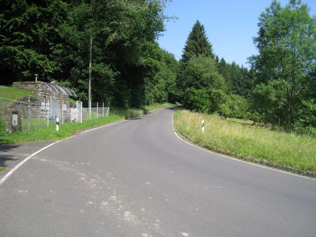 Breite Straße zu Beginn der Ostauffahrt.