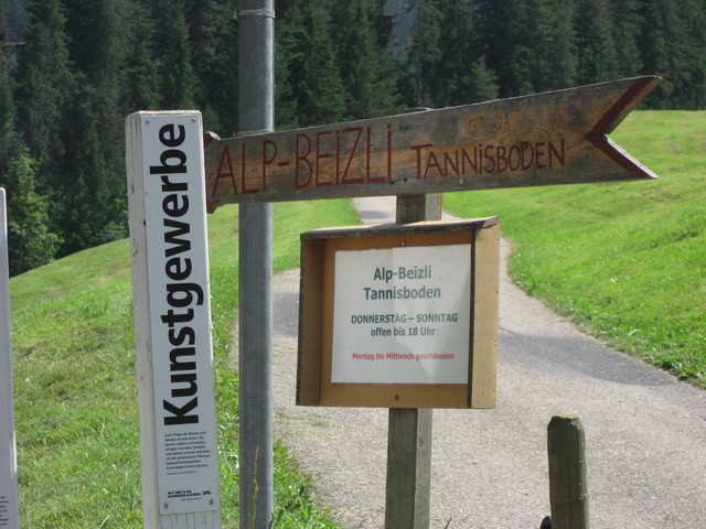 Der Weg auf die Alp Tannisboden, oberhalb der Mirrenegg, ist gut beschildert.