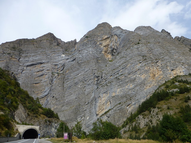 Eindrückliche Felswand während dem Aufstieg zum Col de Larche