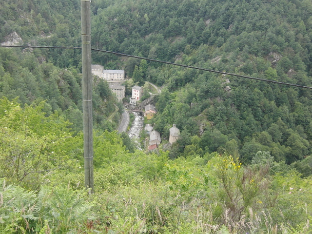 Blick von der NW-Auffahrt vom Col de Garavel in die am Beginn der Steigung auf den Col de la Quillane liegende aufgelassene Siedlung