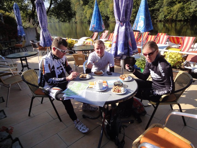 Zeit für das zweite Frühstück in Ziegenrück nach 60 km: Mario, Robert, Julia.