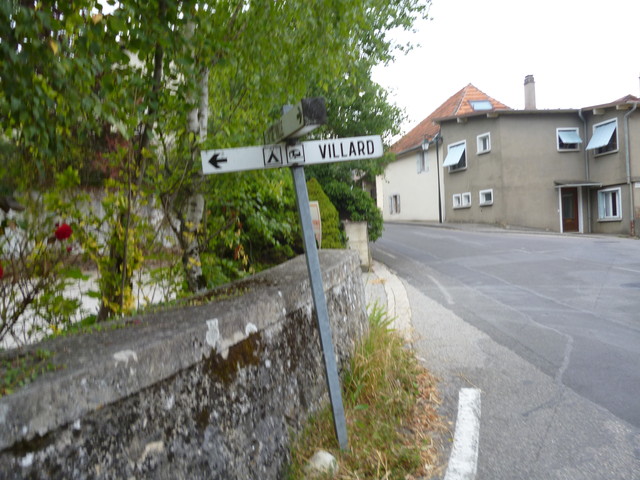 Hier in Vésenex von oben kommend rechts  nach Villard abbiegen 