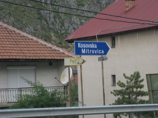 Gerade aus nach Kosovska Mitrovica, rechts zurück nach Pec
