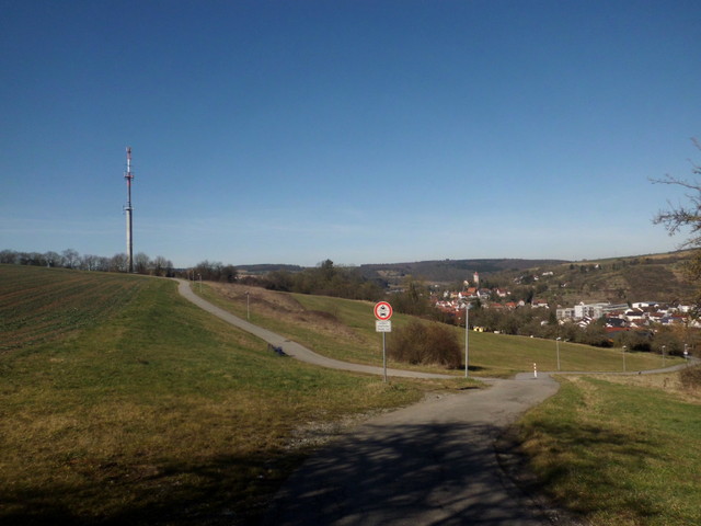 Rückblick auf Möckmühl und den alternativen Weg, der an dieser Stelle in die Straße mündet