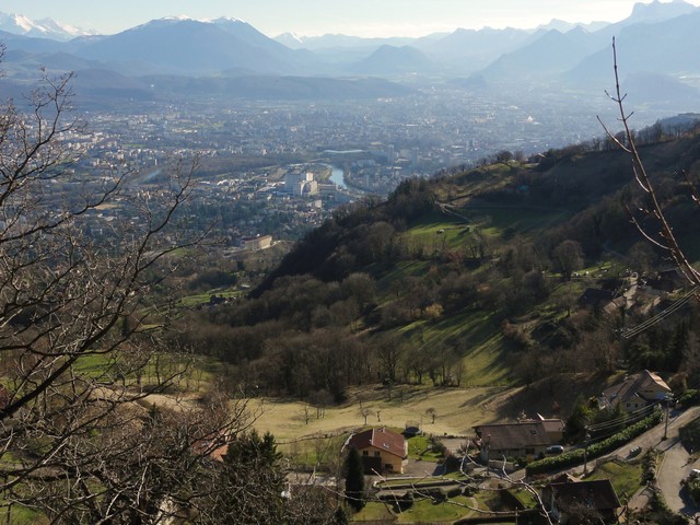 Blick auf Grenoble von unterhalb des Col de Vence (Südauffahrt).