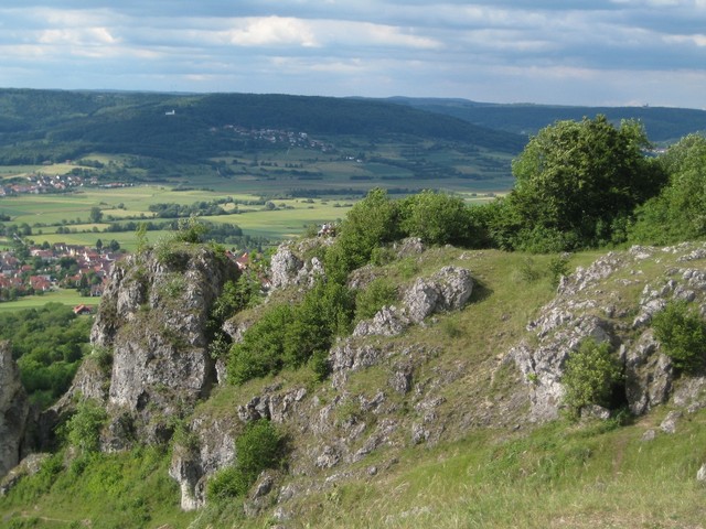 Blick vom Walberla Richtung Vexierkapelle Reifenberg und Burg Feuerstein