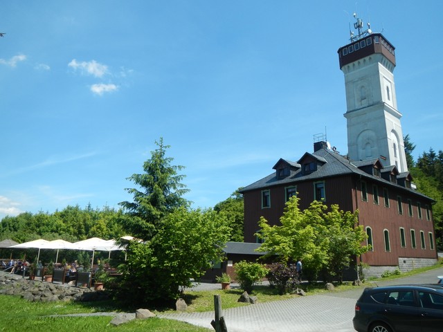 Berghotel mit Turm und Biergarten.