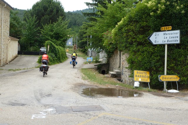 St.Florent sur Auzonnet Abzweig D 297b Croix de Mercoirol -Route Barrée.