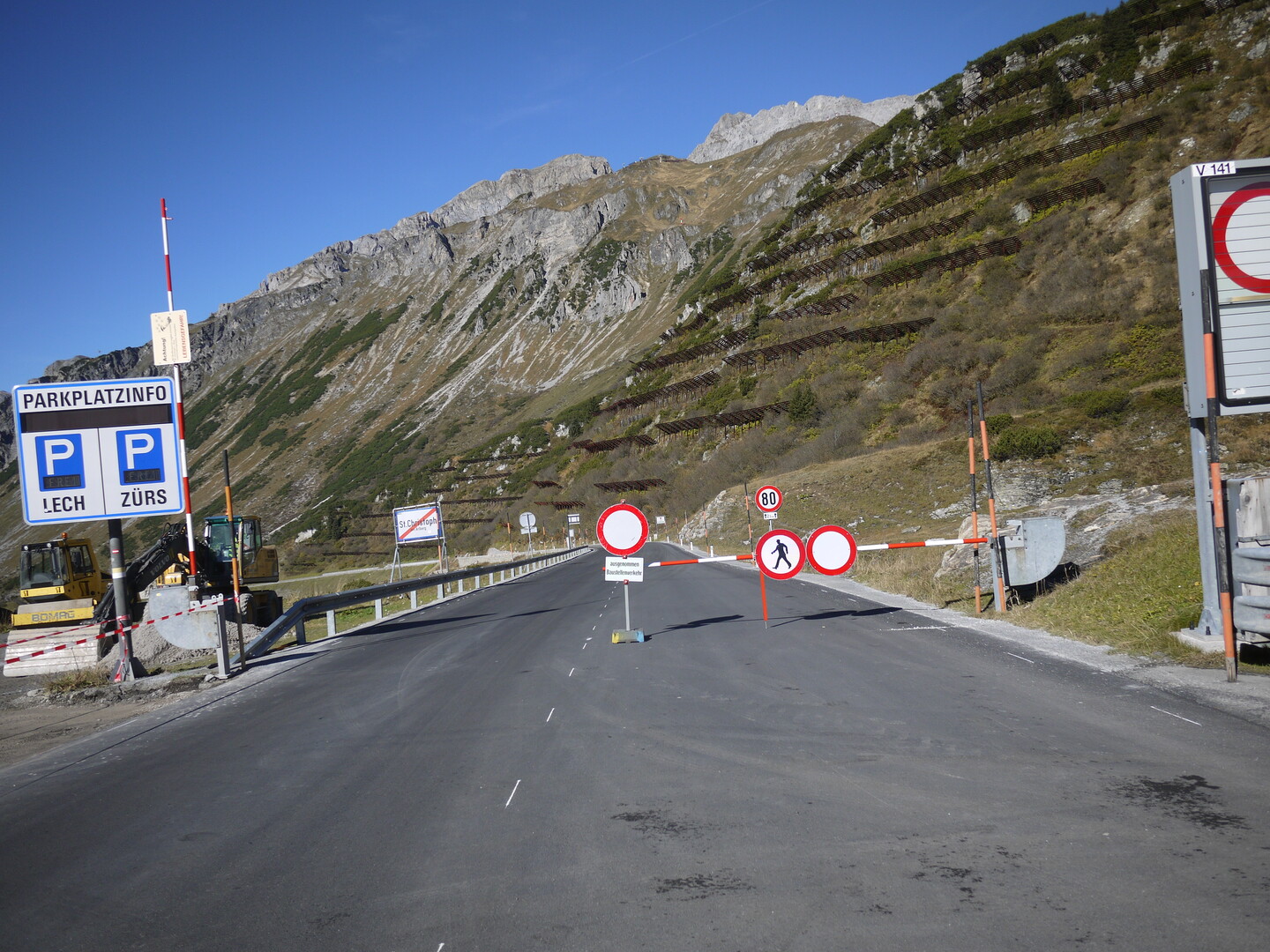 Straßensperre an der Arlberg-Passhöhe.