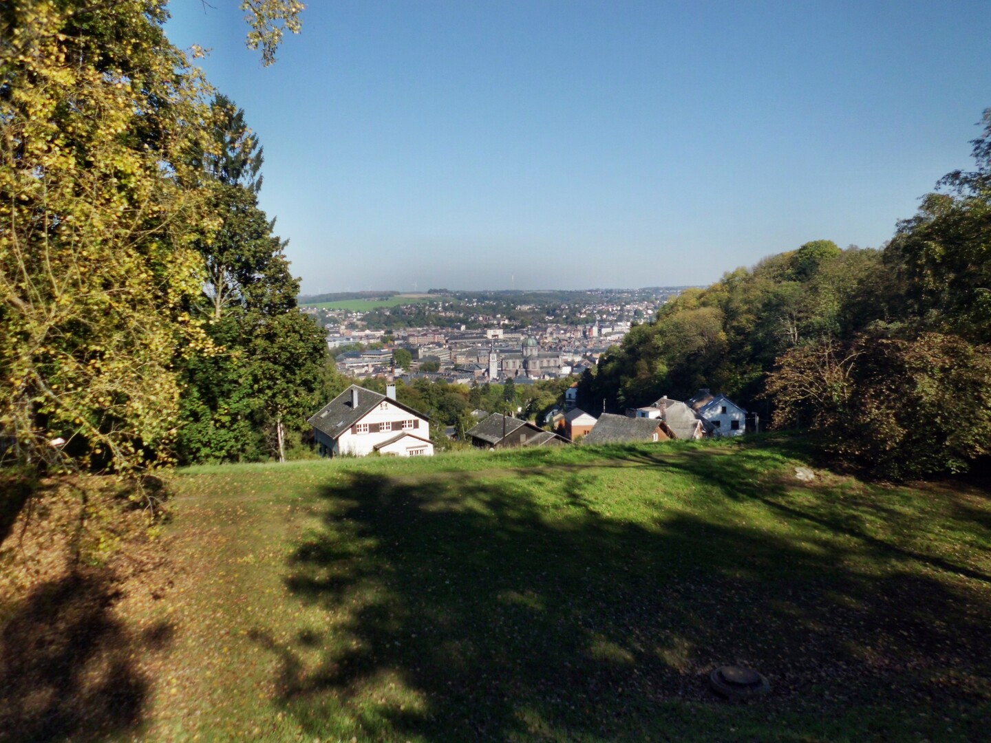 Blick auf Namur auf dem Weg vom Freizeitpark zum Stade des Jeux