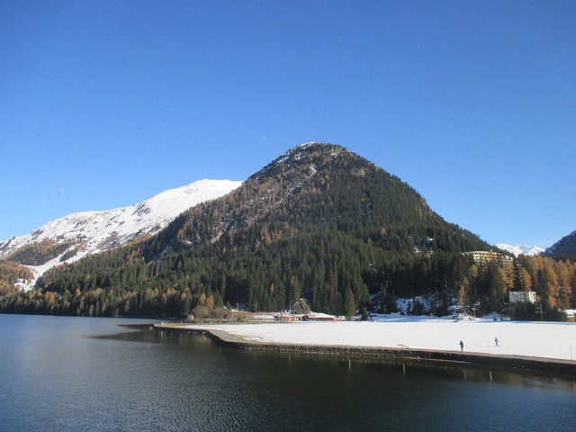 Davosersee mit Seehorn. Der See gefriert Mitte Dezember