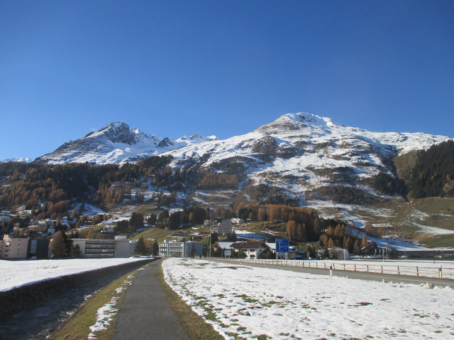 Blick von der Flüela-Strasse auf das Parsenn-Skigebiet