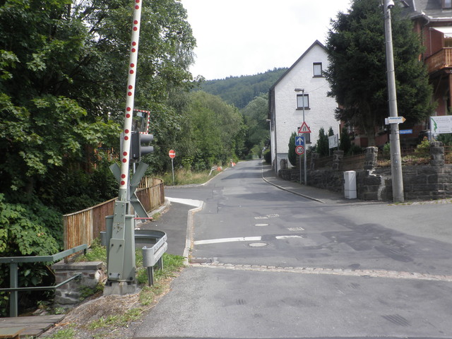 Am Bahnübergang in Hüttensteinach