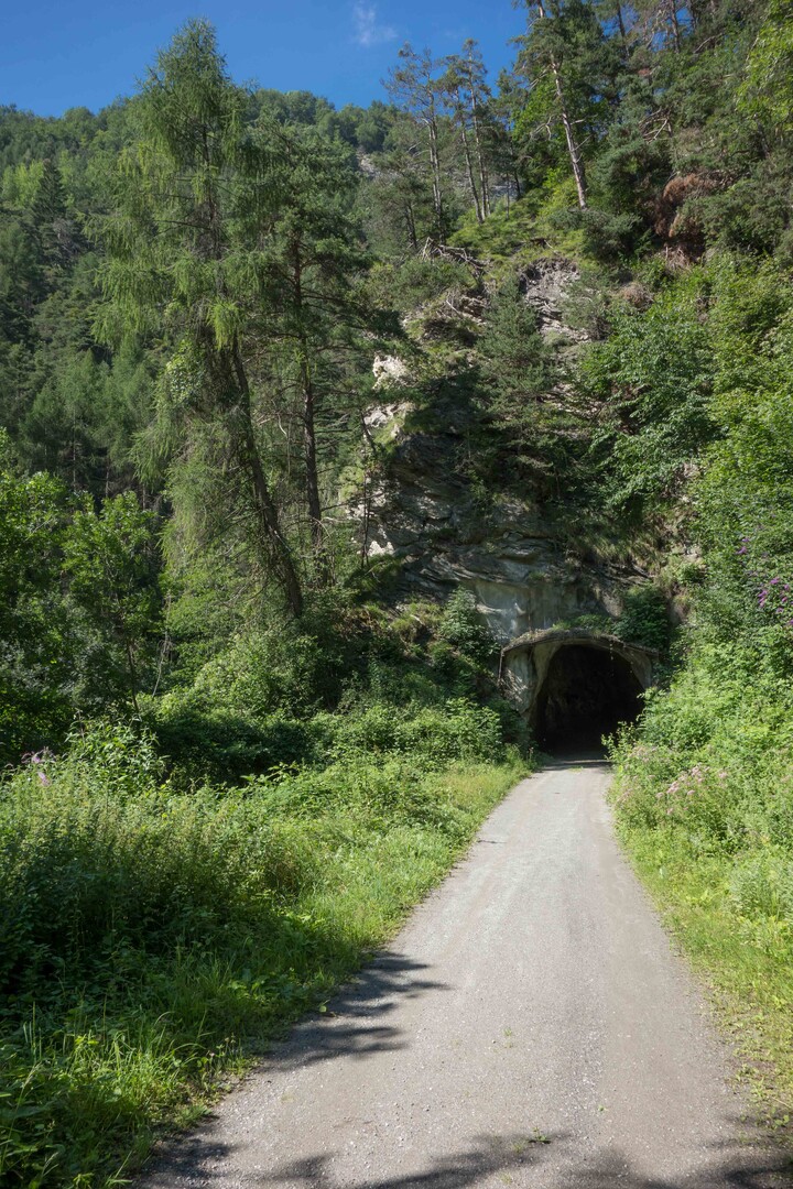 Der Tunnel im wilden Tomilser Tobel