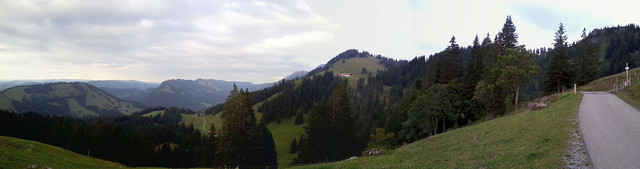 Die Falkenhütte an der Nordwestflanke der Rohnehöhe (Bildmitte). Links im Bild die Imberg-Kette.
