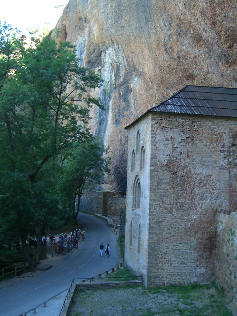 Altes Kloster hinter der Kurve beginnt der Schlussanstieg mit reichlich Prozenten für Kletterkünstler.