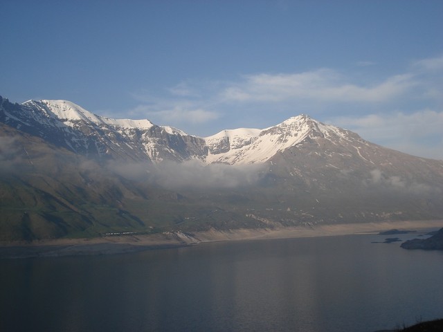 Nebel senkt sich über den Lac du Mont Cenis.