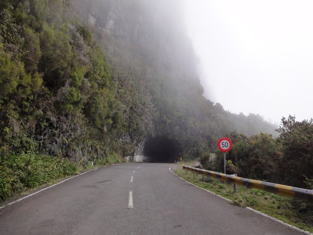 Weiter hinab durch mehrere Tunnels zur Boca da Encumeada.