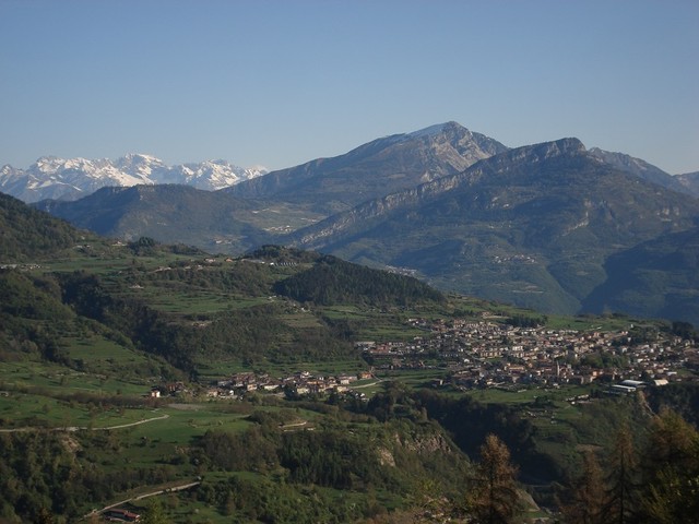 Der langgezogene Felsberg Monte Biaena vom Monte Baldo aus gesehen.