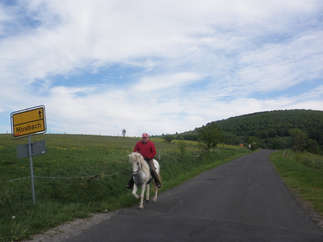 aus Mosbach heraus, eine Pferdehof ist in der Nähe