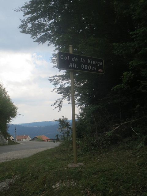 Col de la Vierge-Passschild von Damprichard her - im Hintergrund das schweizerische Le Noirmont