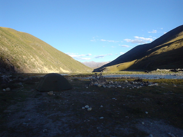 Zeltplatz auf halber Höher der Anfahrt von Norden am Ufer des Pa Gelequ