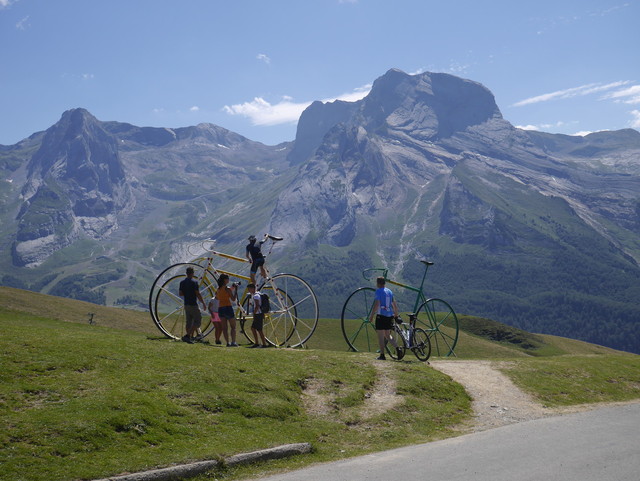 Fahrräder am Col d'Aubisque. Im Hintergrund der Pic de Ger (2613 m) mit der vorgelagerten Dame mit dem Schal namens Clara, um die sich eine lokale Legende rankt.