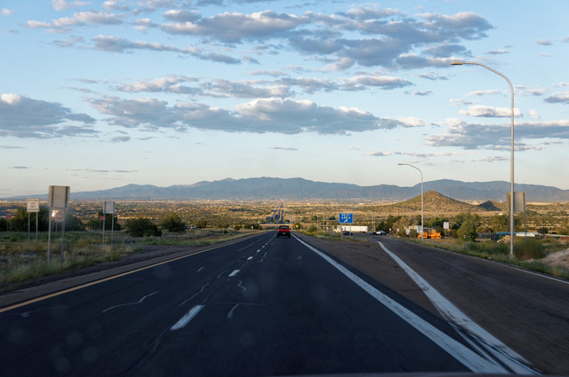 Auf der Interstate 25 von Albuquerque in Richtung Santa Fe unterwegs. Vor uns liegt die Stadt. Dahinter, leicht links, sieht man den Lake Peak, vor dem die Straße zum Ski Center hinaufführt.