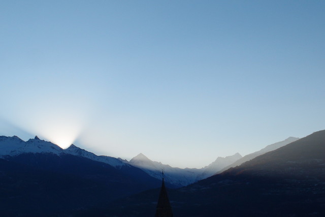 Morgendliche Aussicht bei St Germain. Genau ob der Kirchturmspitze sieht man die Spitze des Matterhorns.