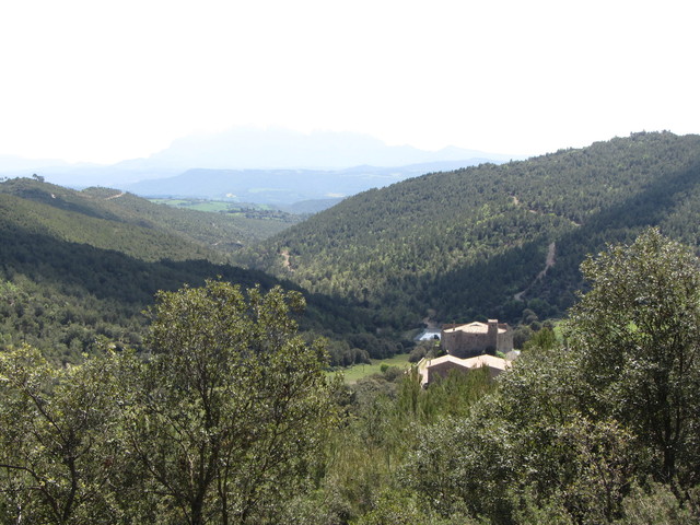 Ostanfahrt: Blick über die Cal Figuera zum Montserrat.