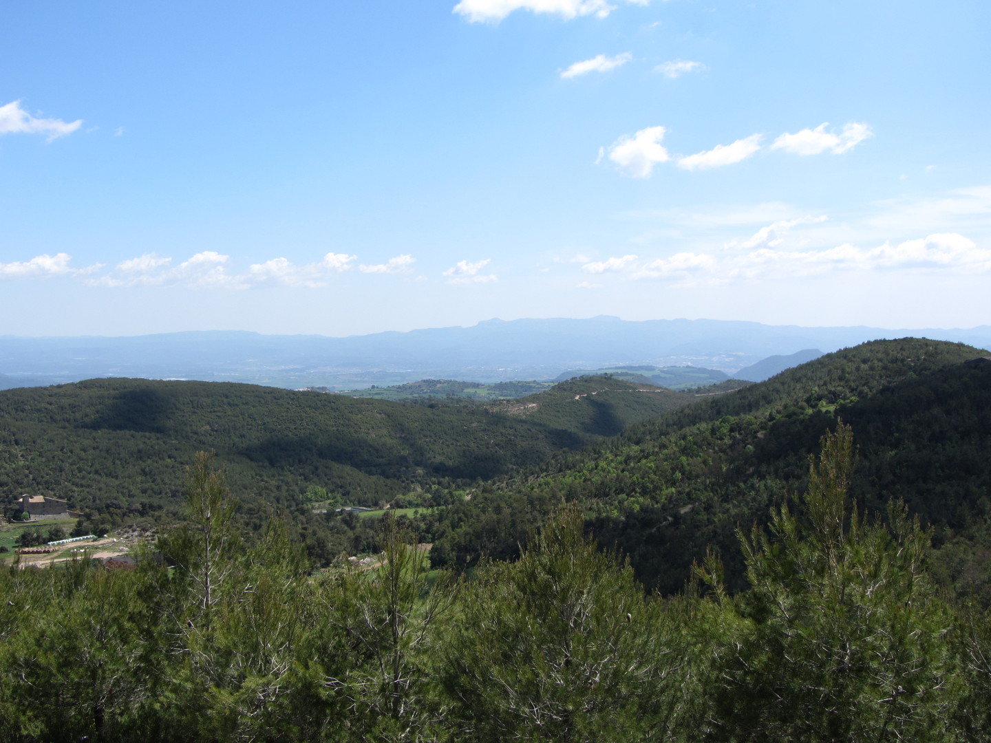 Ostanfahrt: Blick zum Naturpark Sant Llorenç del Munt i Serra de l'Obac.