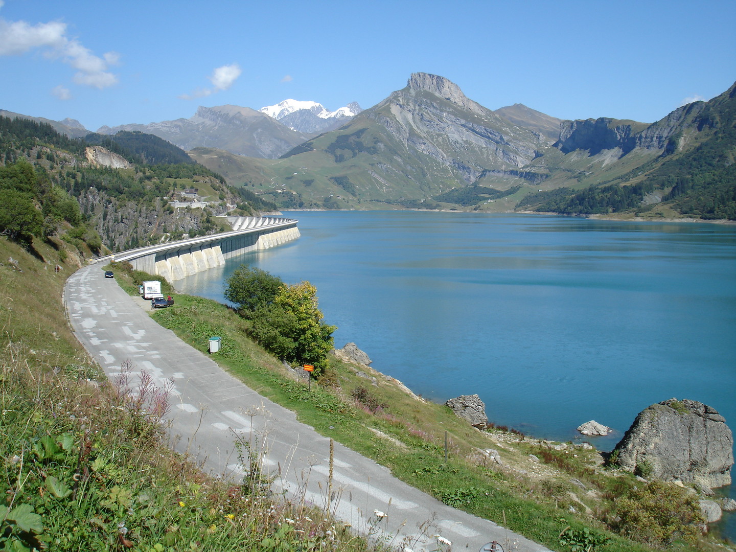 Die Staumauer des Lac de Roselend mit dem Mt Blanc im Hintergrund