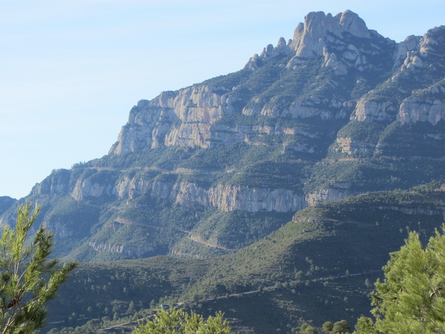 Die Zahnradbahnstrecke und darüber die im Halbkreis um den Montserrat führende Landstraße.