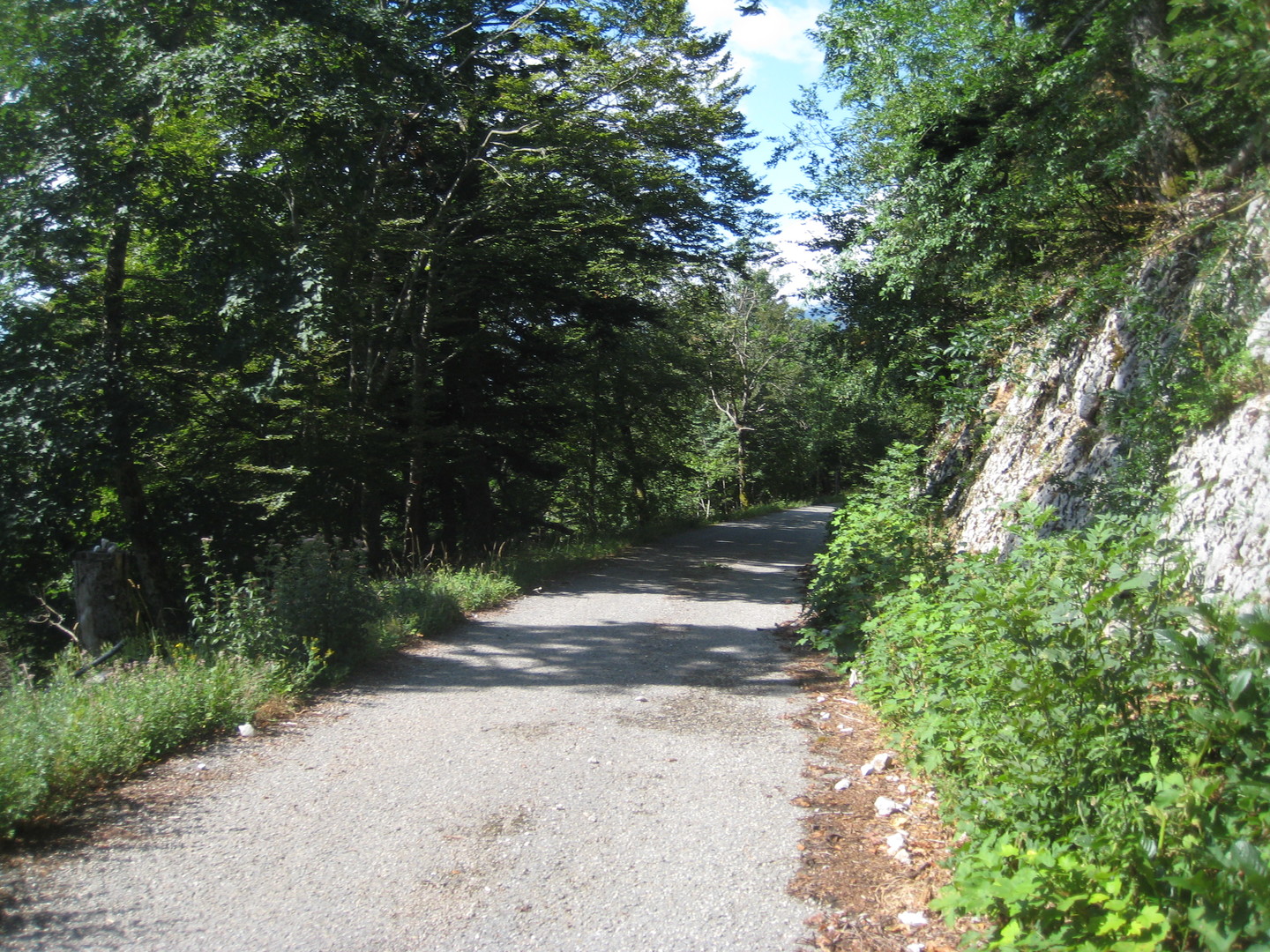 Straße am Fels entlang.