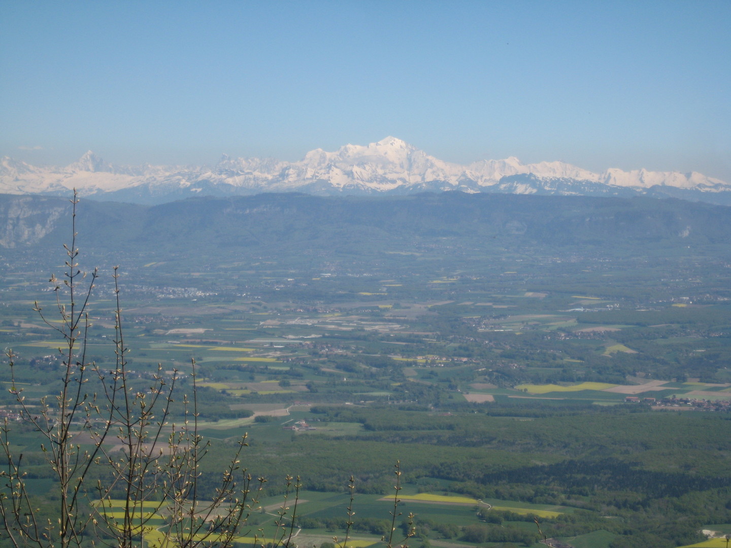 In der Mitte Mont Blanc. Links im Bild ist ebenfalls die Spitze der Aiguille Verte zu sehen.
