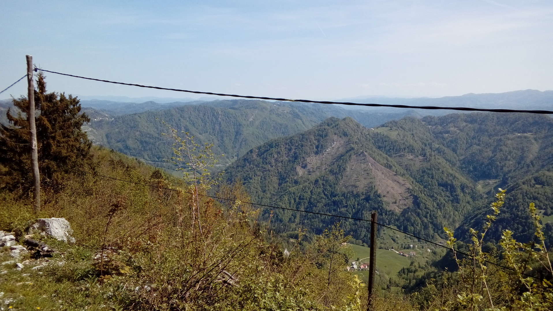 Blick Richtung Süden vom letzten Steilstück. Unten ist das Tal der Kanomljica.