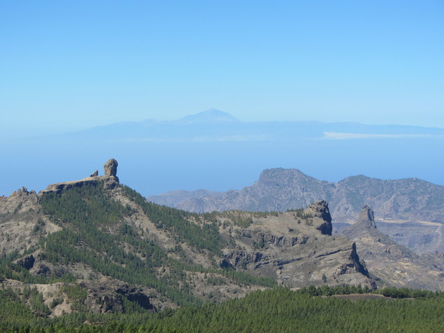Wegen diesem Blick fährt man zum Pico: Roque Nublo links, Roque Bentayga rechts, oben in der Mitte Atlantis oder so.