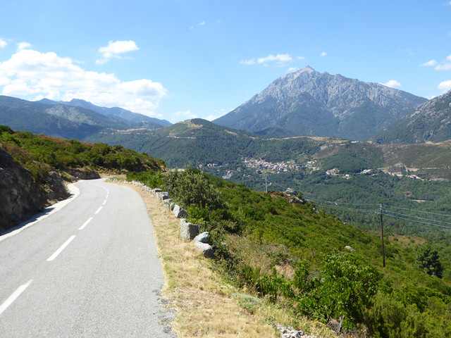 Kurz hinter dem Col d' Erbajo Blick vom Col de Merolla nach Vivario und im Hintergrund links die Auffahrt zum Col de Sorba