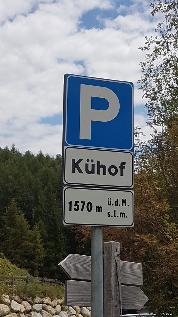 Das Parkplatzschild mit den fehlerhaften Angaben