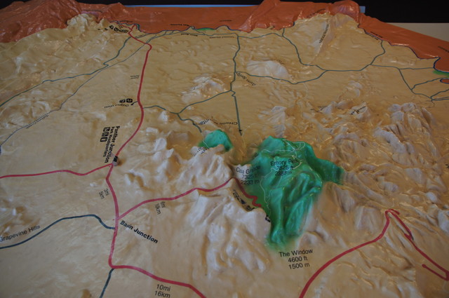 Panther Pass in der Draufsicht. Links Basin Junction, rechts das Chisos Mountains Basin