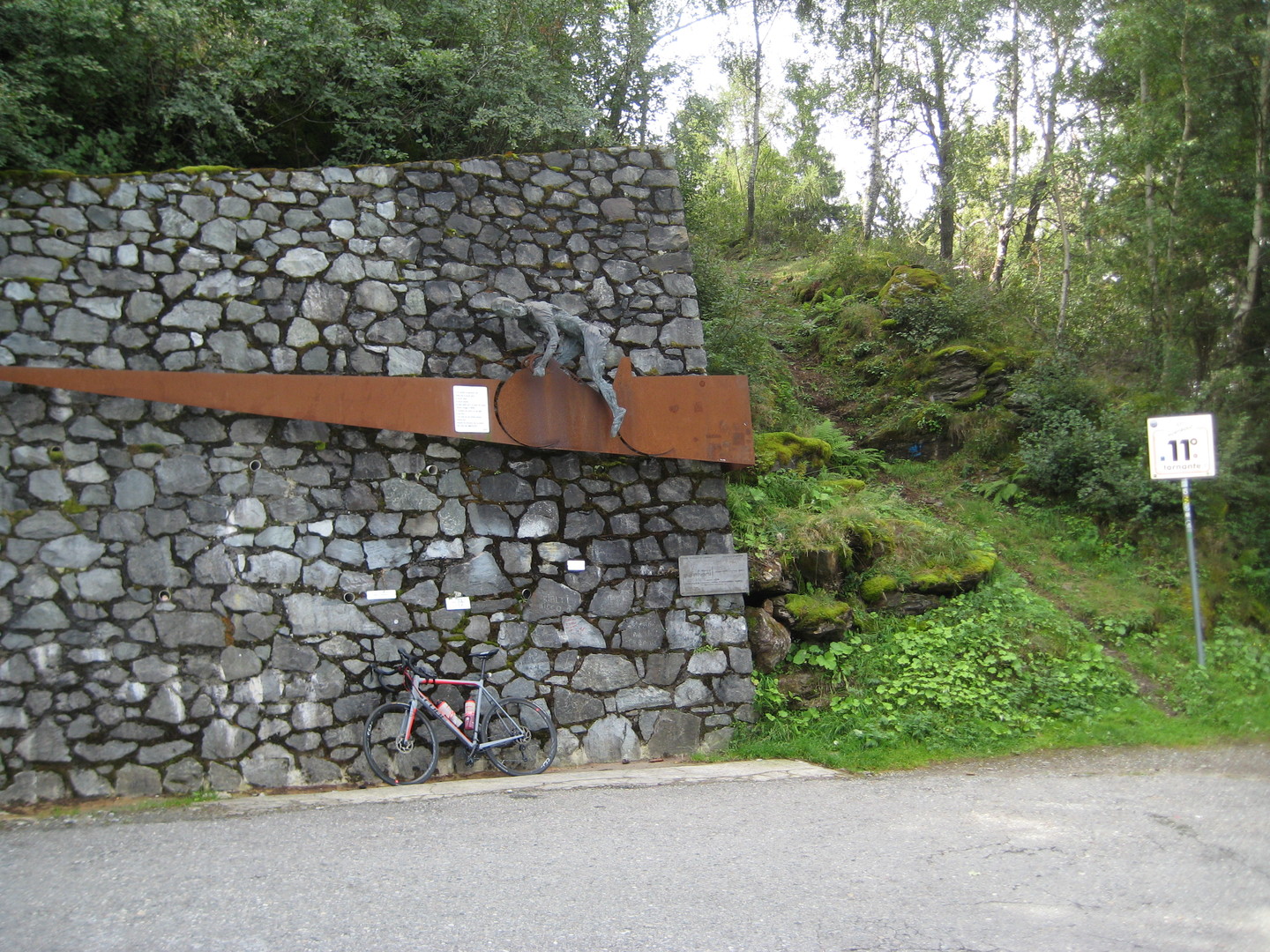 Pantani-Denkmal, Mazzo-Auffahrt Kehre 11
