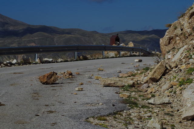 Anfahrt über Kalarites: oberer Teil, am Tag vor der Befahrung gab's ein mittelstarkes Erdbeben in der Region, Straße noch nicht geräumt